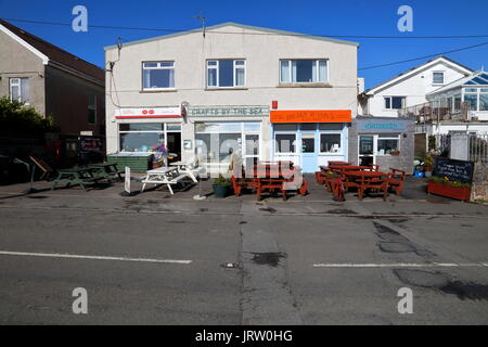 Eine Parade von kleinen, aber wichtigen lokalen Geschäfte im ogmore von Meer, gelegen entlang der Hauptstraße mit Parkplatz und außerhalb faciilities. Stockfoto