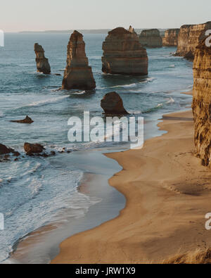 Die 12 Apostel auf der Suche atemberaubend Im goldenen Abendlicht in der Nähe von Port Campbell, Victoria, Australien. Stockfoto