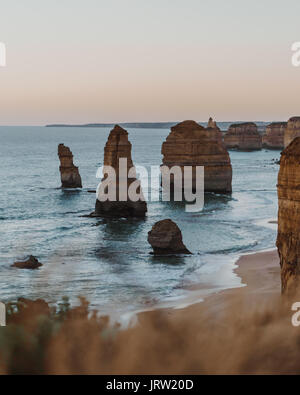 Die 12 Apostel auf der Suche atemberaubend Im goldenen Abendlicht in der Nähe von Port Campbell, Victoria, Australien. Stockfoto