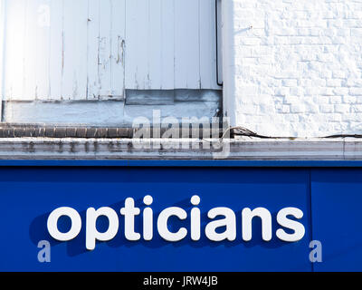 Stiefel der Chemiker Optiker Zeichen über Shop, gegründet 1849 von John Boot Stockfoto