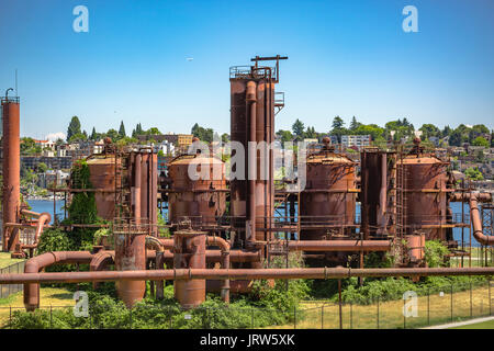 Aufgegeben Maschinen und Speichereinheiten in einem Gas Industrie Gaswerk park Seattle Wohnungen hinter sich. Maschinen und Speichereinheiten in einem Gas Industrie bei Gas Stockfoto