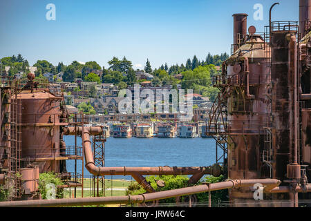 Aufgegeben Maschinen und Speichereinheiten in einem Gas Industrie Gaswerk park Seattle mit Wasser und Wohnungen. Maschinen und Speichereinheiten in einem Gas Industrie Stockfoto