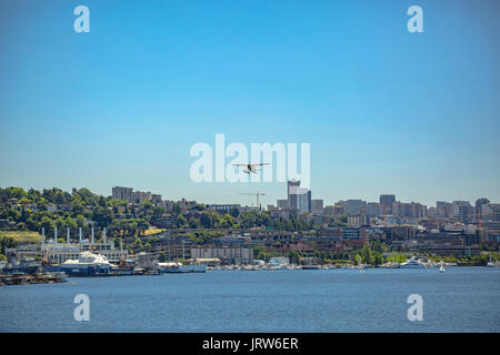 Wasserflugzeug, die oberhalb der Gebäude. Wasserflugzeug vom der Bucht in Seattle, Washington Stockfoto