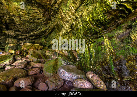 In einem feuchten Höhle in La Jolla Kalifornien. Die schönen Felsen Höhle am Meer aus dem Inneren der Höhle am mittleren Tag. Stockfoto