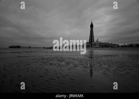 Moody schwarz-weiß Bild von Blackpool Tower, im Nordwesten des Vereinigten Königreichs. Credit: LEE RAMSDEN/ALAMY Stockfoto