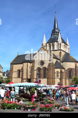 FRESNAY-SUR-SARTHE, Frankreich, 15. Juli 2017: Die bunten Wochenmarkt außerhalb der Kirche Notre Dame in der kleinen mittelalterlichen Stadt Fresnay. Seine frischen Produk Stockfoto