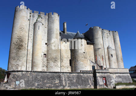 NIORT, Frankreich, 16. JULI 2017: Der imposante Bergfried von Niort (Alt), eine mittelalterliche Burg in der französischen Stadt Niort in der Charente Region. Stockfoto