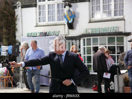 Martin Clunes auf Filmaufnahmen Doc Martin, Zeit von Filmen eine selfie Stick zu verwenden, um die Menge video Stockfoto