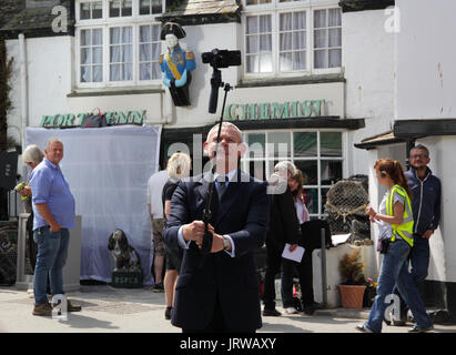 Martin Clunes auf Filmaufnahmen Doc Martin, Zeit von Filmen eine selfie Stick zu verwenden, um die Menge video Stockfoto