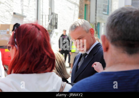 Martin Clunes auf Filmaufnahmen Doc Martin, wird die Zeit der Dreharbeiten an, zu den Volksmengen zu reden und für Fotos posieren Stockfoto