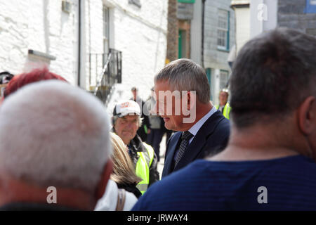 Martin Clunes auf Filmaufnahmen Doc Martin, wird die Zeit der Dreharbeiten an, zu den Volksmengen zu reden und für Fotos posieren Stockfoto