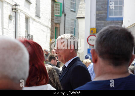 Martin Clunes auf Filmaufnahmen Doc Martin, wird die Zeit der Dreharbeiten an, zu den Volksmengen zu reden und für Fotos posieren Stockfoto