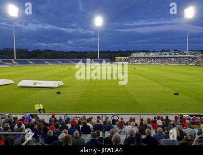 Flutlicht 20/20 Cricket Match zwischen Durham Jets und Yorkshire Vikings an der Durham County Cricket Club, Chester-le-Street, Durham, England Stockfoto