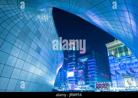 SEOUL, Südkorea - Februar 3: Dongdaemun Design Plaza ist ein modernes Architektur in Seoul von Zaha Hadid. Foto Februar 3,2015 in Seoul entwickelt Stockfoto