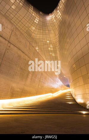 SEOUL, Südkorea - Februar 3: Dongdaemun Design Plaza ist ein modernes Architektur in Seoul von Zaha Hadid. Foto Februar 3,2015 in Seoul entwickelt Stockfoto