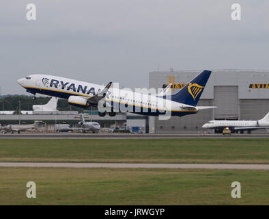 Ein Ryanair-Boeing 737-8DO startet vom Flughafen London-Stansted Stockfoto