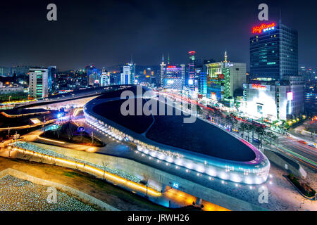 SEOUL, Südkorea - 28. NOVEMBER: Dongdaemun Design Plaza ist ein modernes Architektur in Seoul von Zaha Hadid. Foto November 28,2015 in Se konzipiert Stockfoto