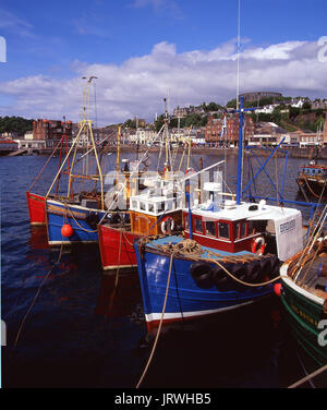 Eine bunte Szene in Oban Bay als Vom Pier mit der Stadt und McCaigs Tower in gesehen, Argyll Stockfoto