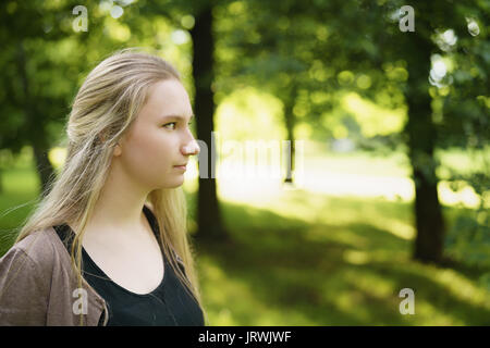 Teen Girl portrait im Green Park in sonnigen Sommertag Stockfoto