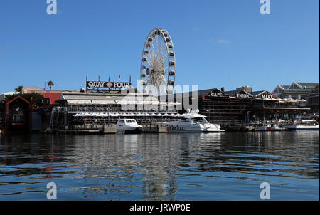 Ein Blick auf Kai 4, Cape Union Mart und das Kap Rad an der V&A Waterfront in Kapstadt, Western Cape, Südafrika. Stockfoto