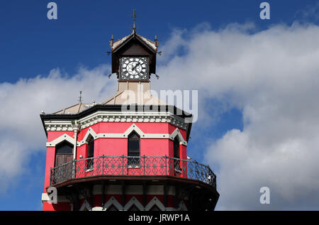Ein Blick auf den Uhrturm an der V&A Waterfront in Kapstadt, Western Cape, Südafrika. Stockfoto