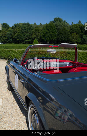 Ein Mercedes 230 SL in Stupinigi Park. Oldtimer und Sportwagen auf Ausstellung in Turin bei Parco Valentino Auto zeigen. Stockfoto