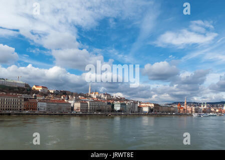 Mátyás Kirche und der Fischerbastei auf dem Hügel von Várhegy in Buda, aus dem Széchenyi Kettenbrücke über die Donau, Budapest, Ungarn Stockfoto