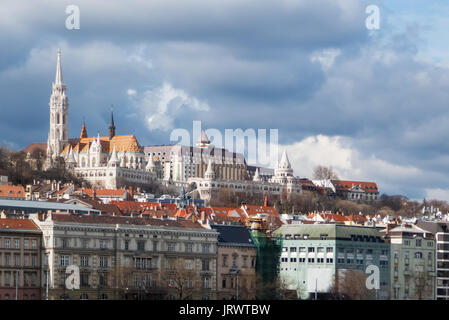 Mátyás Kirche und der Fischerbastei auf dem Hügel von Várhegy in Buda, aus dem Széchenyi Kettenbrücke über die Donau, Budapest, Ungarn Stockfoto