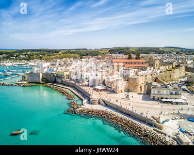 Mit Blick auf das historische Schloss Aragonese, Otranto, Apulien, Italien Stockfoto