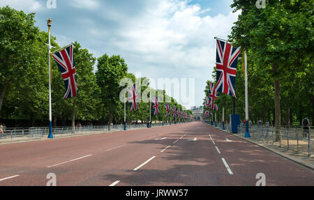 Straße der Mall mit Großbritannien Flaggen in einer Reihe, Westminster, London, England, Vereinigtes Königreich Stockfoto