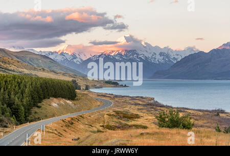 Straße mit Blick auf den Mount Cook, Sonnenuntergang, Lake Pukaki, Mount Cook Nationalpark, Südliche Alpen, Canterbury, Südinsel Stockfoto