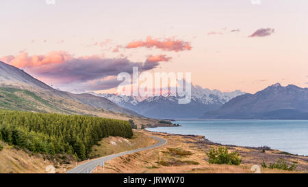 Straße mit Blick auf den Mount Cook, Sonnenuntergang, Lake Pukaki, Mount Cook Nationalpark, Südliche Alpen, Canterbury, Südinsel Stockfoto