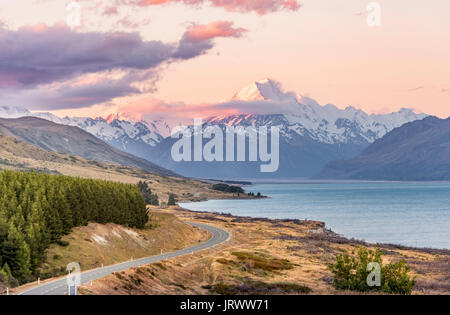 Straße mit Blick auf den Mount Cook, Sonnenuntergang, Lake Pukaki, Mount Cook Nationalpark, Südliche Alpen, Canterbury, Südinsel Stockfoto