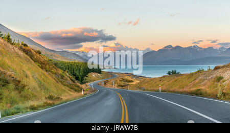 Straße mit Blick auf den Mount Cook, Sonnenuntergang, Lake Pukaki, Mount Cook Nationalpark, Südliche Alpen, Canterbury, Südinsel Stockfoto