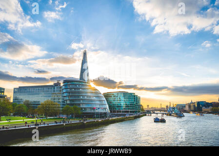 Promenade auf der Themse, Töpfer Felder Park, Skyline, London City Hall, The Shard, Southwark, London, England, Vereinigtes Königreich Stockfoto