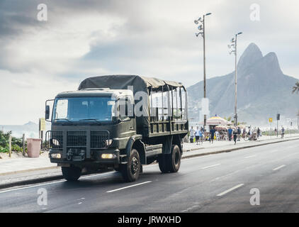 Armee-LKW auf den Straßen von Rio de Janeiro, Brasilien eine Eskalation der Gewalt zu verhindern. Stockfoto