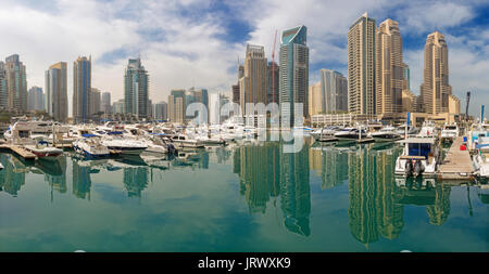 DUBAI, VAE - 22. MÄRZ 2017: Die Hotels von Marina und die Yachten. Stockfoto