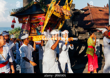 Bali, Indonesien - 7. März 2016: Balinesen in traditioneller Kleidung tragen Jempana oder hölzerne Wurf an der Prozession während balinesische Neujahr cel Stockfoto