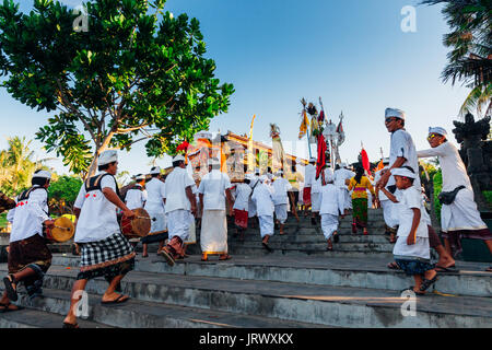 Bali, Indonesien - 7. März 2016: Balinesen in traditioneller Kleidung tragen Jempana oder hölzerne Wurf an der Prozession während balinesische Neujahr cel Stockfoto