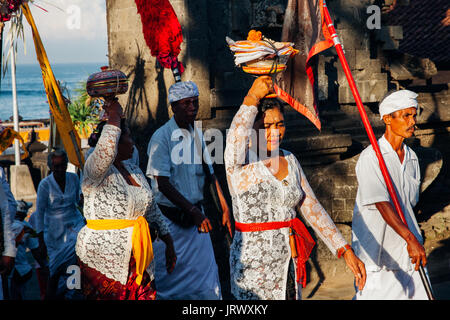 Bali, Indonesien - 7. März 2016: Balinesen in traditioneller Kleidung nehmen Sie Teil an der feierlichen Prozession im balinesischen Neujahrsfest. Stockfoto