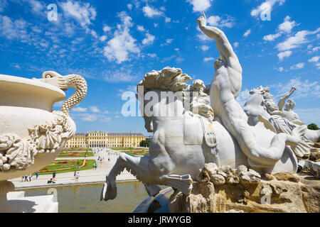 Wien, Österreich - 30. Juli 2014: Das Schloss Schönbrunn und die Gärten von Neptun Brunnen. Stockfoto