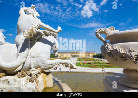 Wien, Österreich - 30. Juli 2014: Das Schloss Schönbrunn und die Gärten von Neptun Brunnen. Stockfoto