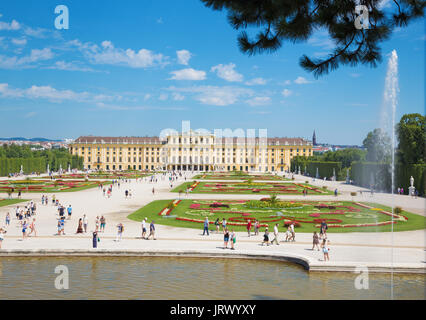 Wien, Österreich - 30. Juli 2014: Das Schloss Schönbrunn und die Gärten von Neptun Brunnen. Stockfoto