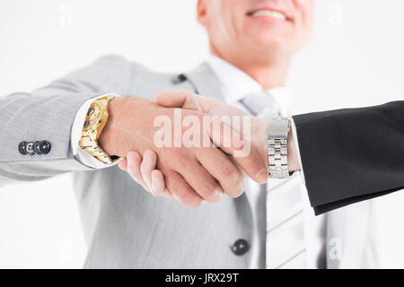 Zuversichtlich business men Händeschütteln mit einander. Die Hände eines Geschäftsmannes in formale Abnutzung Stockfoto