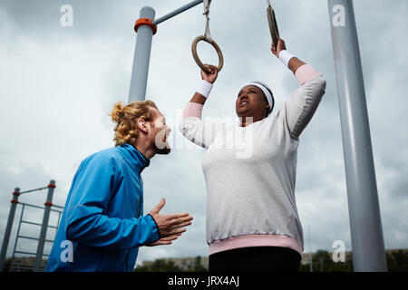 Erfahrenes Personal Trainer motivieren plus - Größe weibliche auszuüben Stockfoto