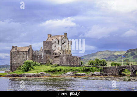 Eileen Donan Castle steht auf einer kleinen Insel, wo drei Gezeiten meer Seen treffen - Loch Duich, Loch Long und Loch Alsh. Stockfoto