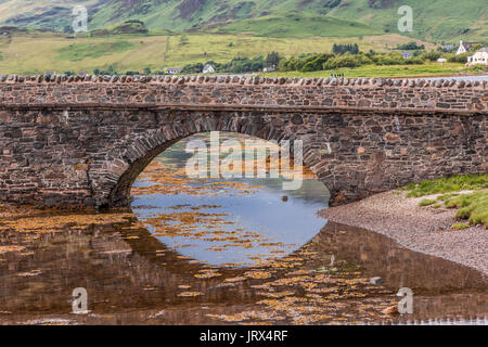 Brücke zu Eilean Donan Castle, im Wasser des Sees spiegelt. Stockfoto