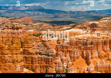 Hoodoo Sandstein Felsformationen und Landschaft des Bryce Canyon National Park im amerikanischen Bundesstaat Utah, Vereinigte Staaten von Amerika, USA. Stockfoto