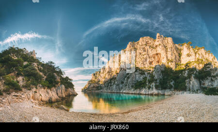 Frankreich, Cassis. Panorama der wunderschönen Natur des Calanques auf der azurblauen Küste Frankreichs bei Sonnenaufgang. Küste die En Vau in der Nähe im Süden von Frankreich. Stockfoto