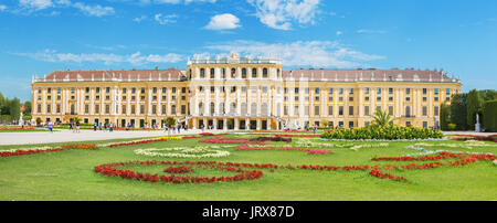 Wien, Österreich - 30. Juli 2014: Das Schloss Schönbrunn und die Gärten. Stockfoto